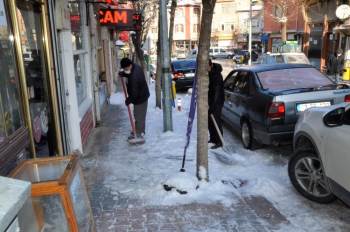 Emet Belediyesi Kaldırım Ve Caddelerin Buz Ve Karını Temizliyor
