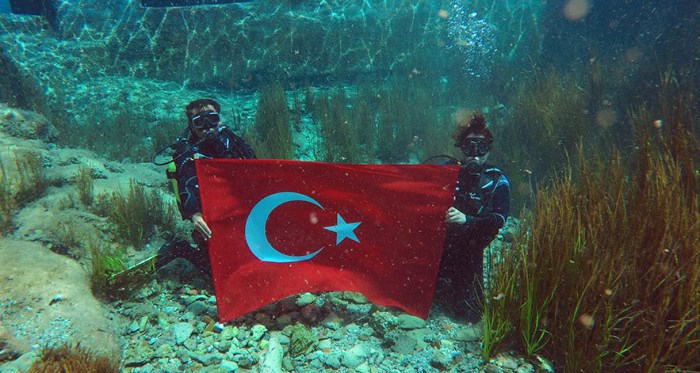 Emine Nur Günay su altında kutladı