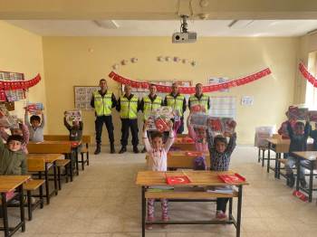 Emirdağ’Da Jandarma Çocuklara Bayrak Dağıttı
