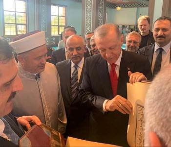 Erdoğan, Açılışını Yaptığı Kütahya Mehmetçik Camii’Ne Kur’An-I Kerim Hediye Etti
