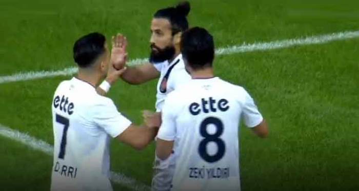 Erkan Zengin Eskişehirspor'a attığı gollerden sonra...