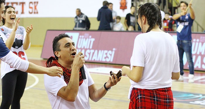 Eskişehir Basket maçında sürpriz teklif