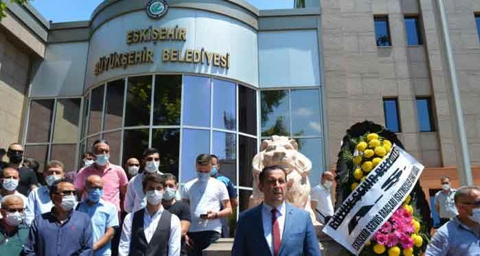 Eskişehir Büyükşehir Belediyesine siyah çelenkli protesto!