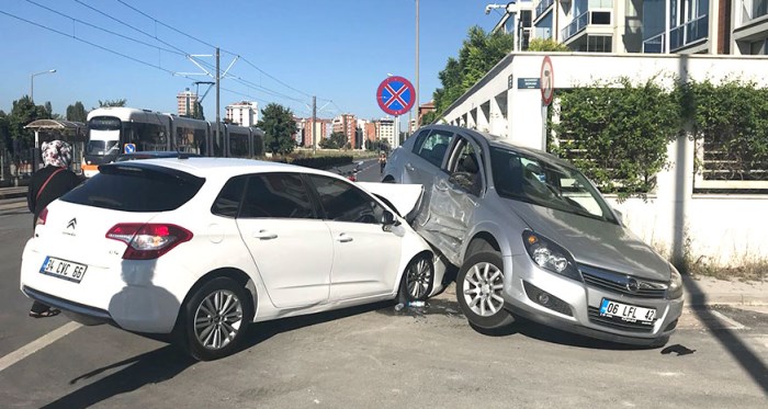 Eskişehir'de 2 otomobil çarpıştı: 2 yaralı