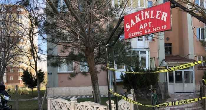 Eskişehir'de 98 kişinin karantinaya alındığı apartmanın önünde...