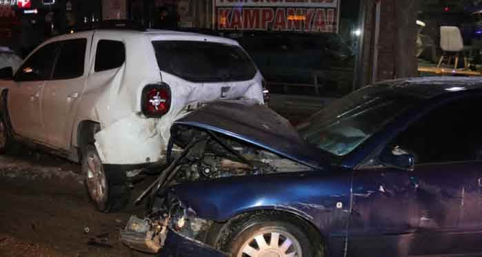 Eskişehir'de alkollü sürücü ortalığı birbirine kattı: 5 araca birden çarptı!