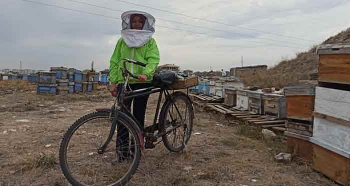 Eskişehir'de arıları için kilometreleri bisikletiyle aşıyor