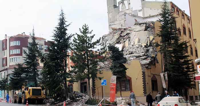 Eskişehir'de bina çöktü!