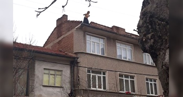 Eskişehir'de bir vatandaş araç bağlanınca çatıya çıktı!