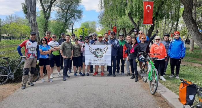 Eskişehir'de bisiklet tutkunları 30 kilometrelik tur düzenledi