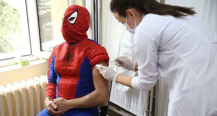 Eskişehir’de böylesi görülmedi! “Örümcek adam” aşı oldu