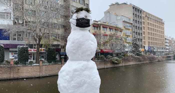 Eskişehir'de bu kardan adamı gören gülümsemeden geçemiyor