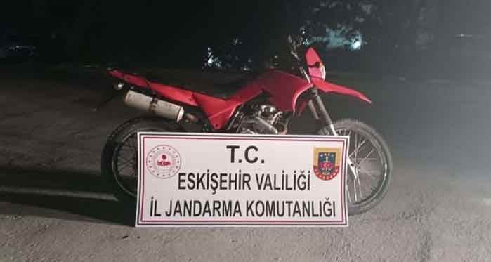 Eskişehir’de çalıntı motosikletle yakalandıkları yetmedi... 