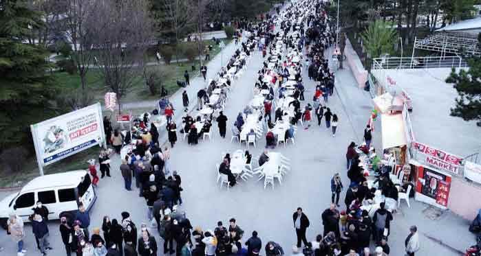 Eskişehir'de dev sokak iftarı: 4 bin kişi...