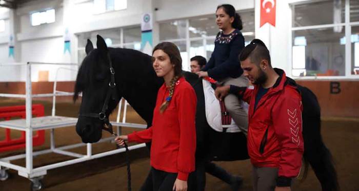 Eskişehir'de engelli çocuklara atlı terapi