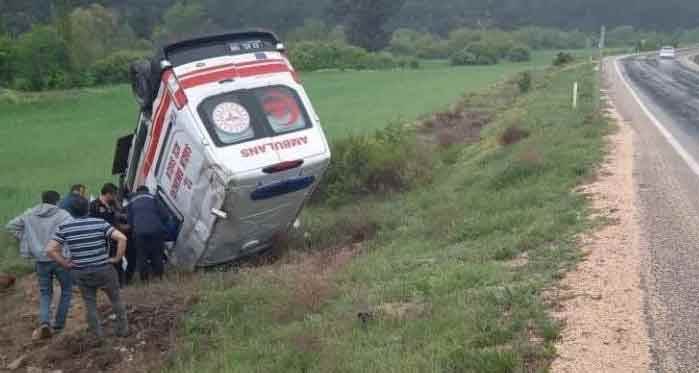 Eskişehir'de feci kaza: Ambulans şarampole yuvarlandı!