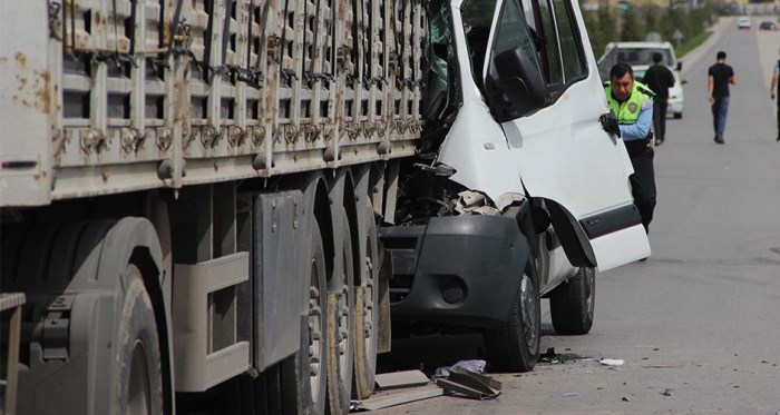 Eskişehir'de feci kazada minibüs tırın altına girdi: 1 kişi ağır yaralı