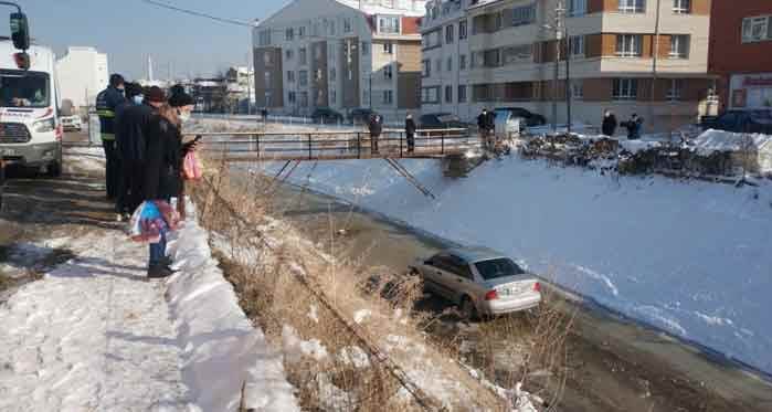 Eskişehir'de görenleri şok eden kaza: Kanala uçtu!