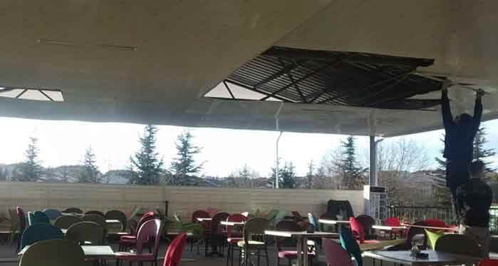 Eskişehir'de hastanenin çatısı kuvvetli rüzgara dayanamadı!