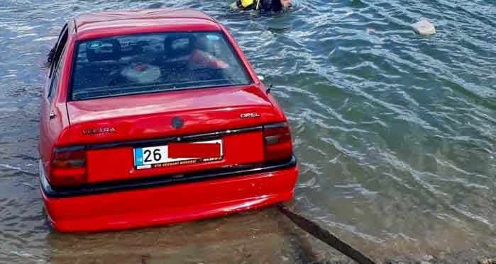 Eskişehir'de ilginç kaza: Sulara gömüldü!