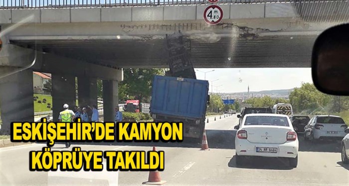 Eskişehir'de kamyon köprüye takıldı