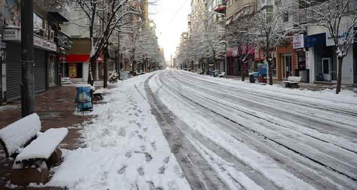 Eskişehir'de kar yağışı sürerken uyarı geldi: Yarına dikkat!