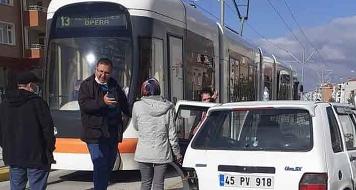 Eskişehir’de kaza! İki otomobil ve tramvay...