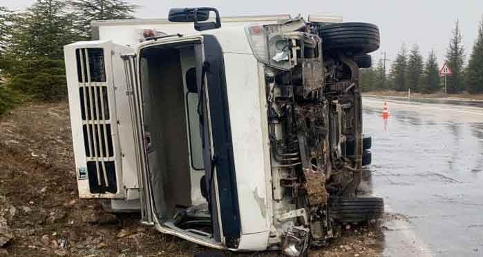 Eskişehir'de kaza yapıp devrilen kamyonu sürücüsü...