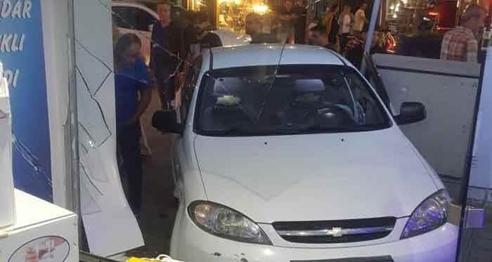 Eskişehir'de korkutan kaza: Dükkana girdi!