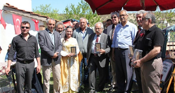 Eskişehir'de Köy Kültür Evinden destekçilere plaket