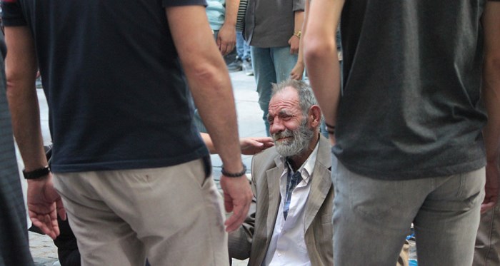 Eskişehir'de kriz geçiren yaşlı adam yere yığıldı