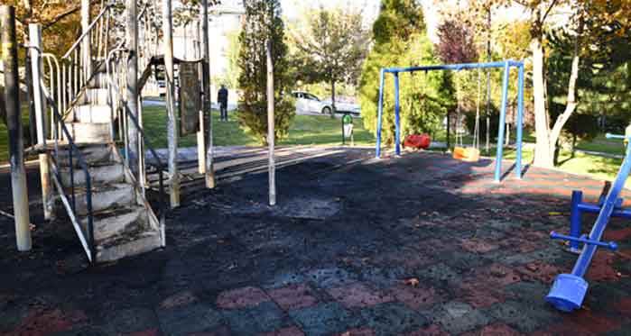 Eskişehir'de magandalar çocuk parkını yaktı!