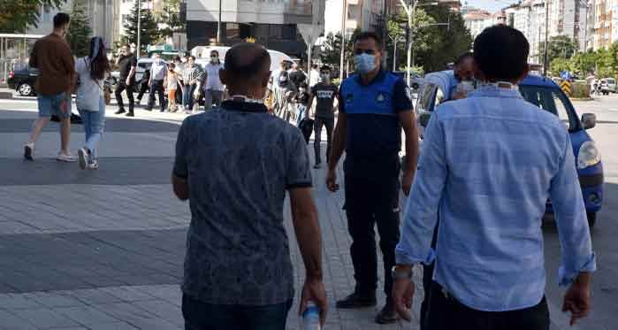 Eskişehir'de maskeyi yanlış takan vatandaşları...