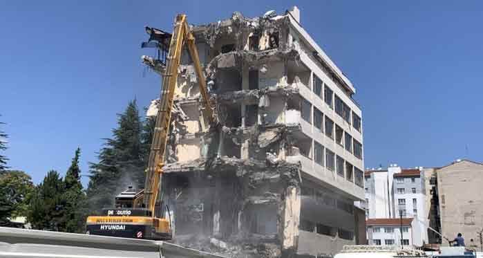 Eskişehir'de o binanın yıkımı sürüyor