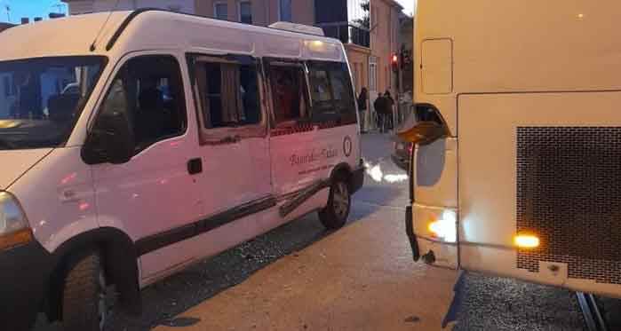 Eskişehir'de öğrenci dolu servise otobüs çarptı