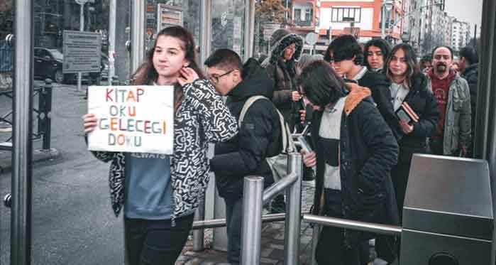 Eskişehir'de öğrencilerden tramvayda örnek davranış
