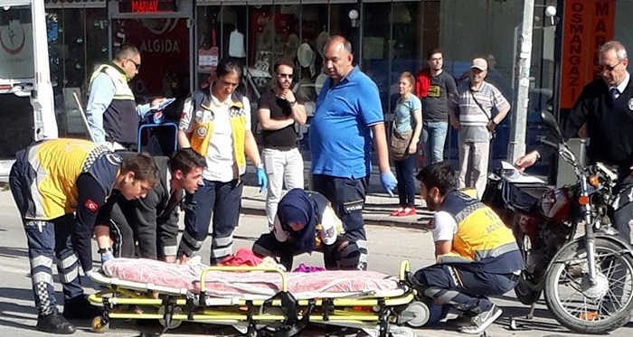 Eskişehir'de otomobil motosikletle çarpıştı: 2 yaralı