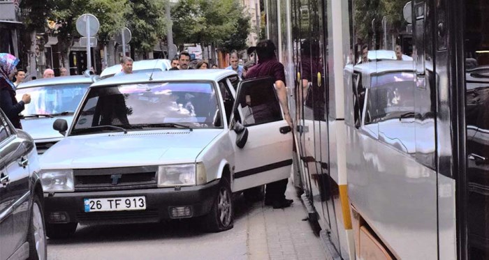 Eskişehir'de otomobil tramvaya çarptı