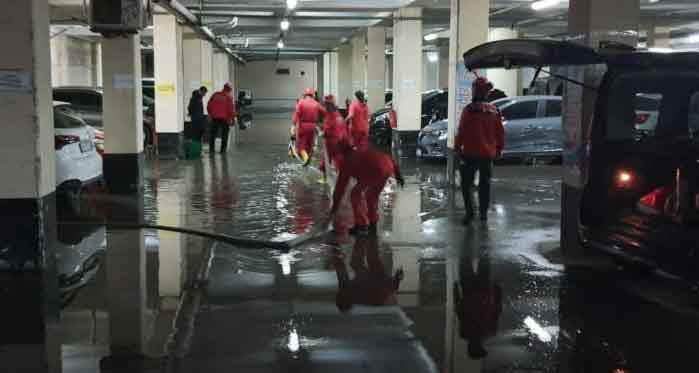 Eskişehir'de sağanak yağışın ardından otoparkı su bastı!