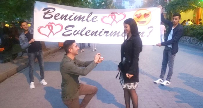 Eskişehir'de sürpriz evlenme teklifi