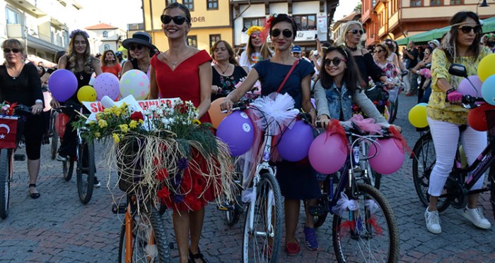 Eskişehir'de Süslü Kadınlar Bisiklet Turu