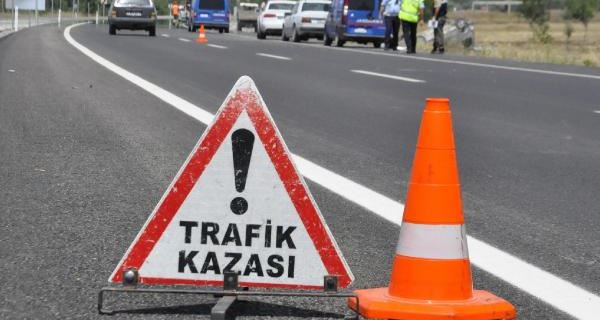 Eskişehir'de tır ile otomobilin çarpıştı, 4 kişi yaralandı 