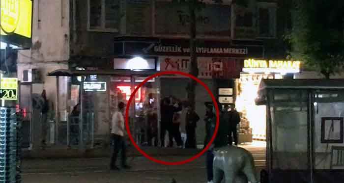 Eskişehir'de tramvay durağında süpürgeli kavga