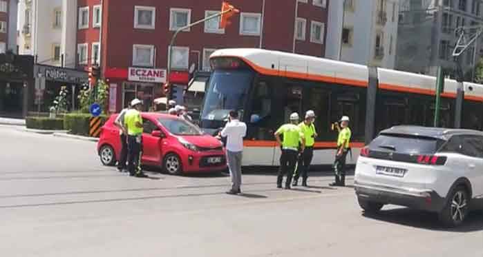 Eskişehir'de tramvay otomobille çarpıştı!