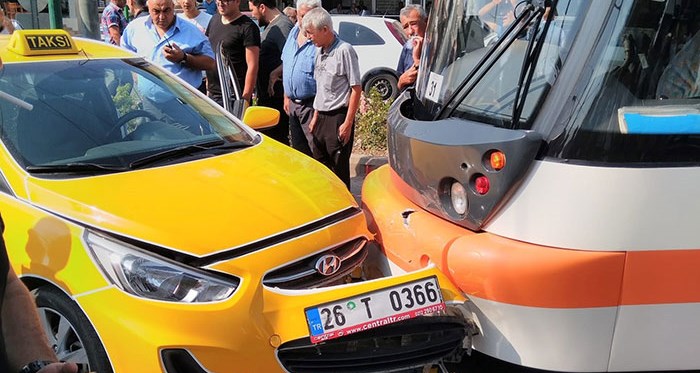 Eskişehir'de tramvay taksi ile çarpıştı