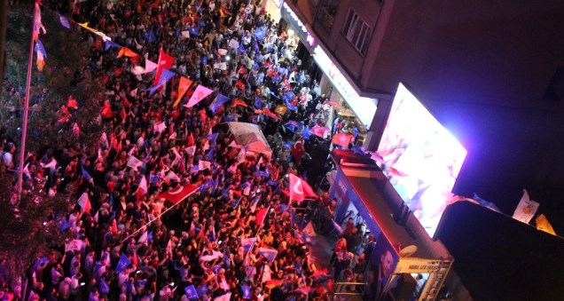 Eskişehir'de vatandaşlardan seçim kutlaması