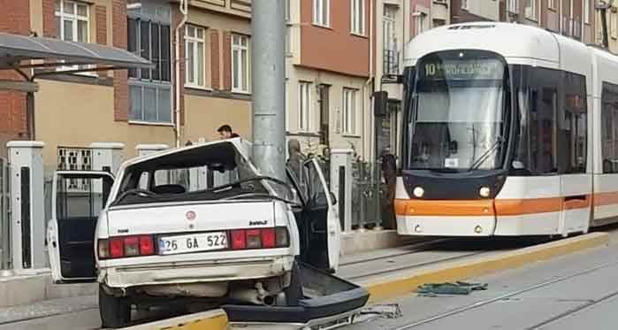 Eskişehir'de yine tramvay yolu, yine kaza...