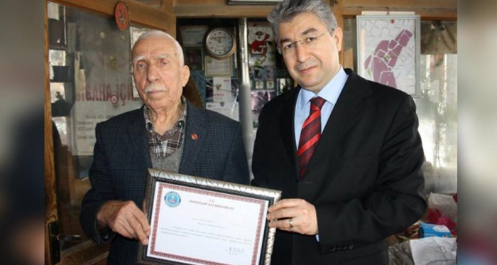 Eskişehir'in 45 yıllık muhtarına başarı belgesi