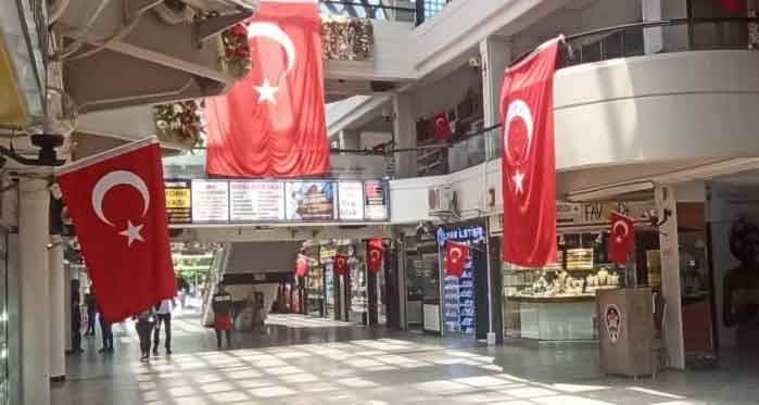 Eskişehir'in dükkanları kırmızıya boyandı!