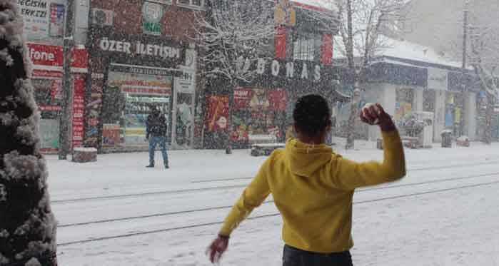 Eskişehir'in göbeğinde yılın ilk kar topu savaşı